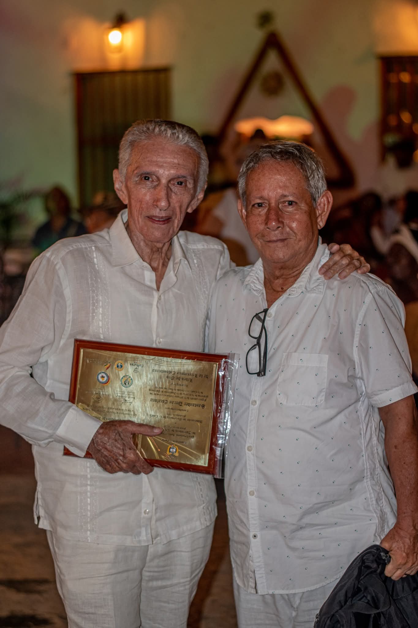 Recibiendo el Libro de Oro de la Literatura Colombiana en Cartagena