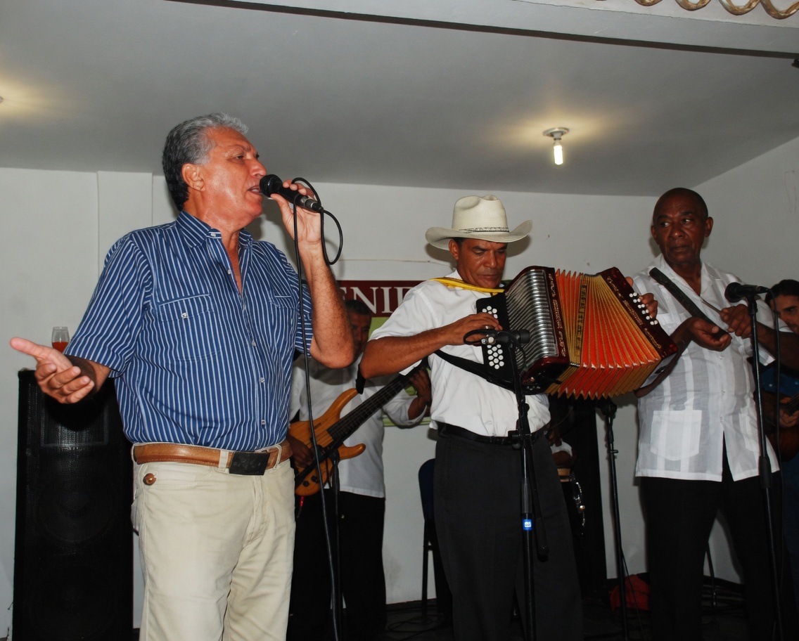 El maestro cantando en una parranda vallenata